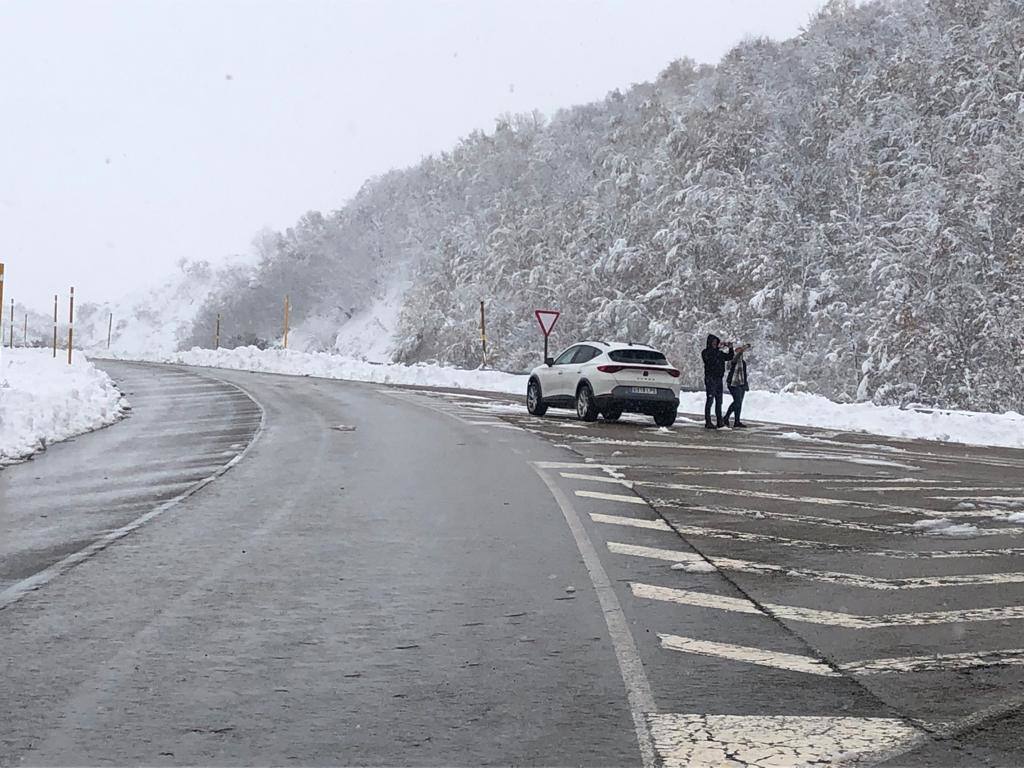 La nieve ha regresado esta semana a las zonas más altas de Asturias y ha afectado al tráfico rodado en algunos puertos de montaña 