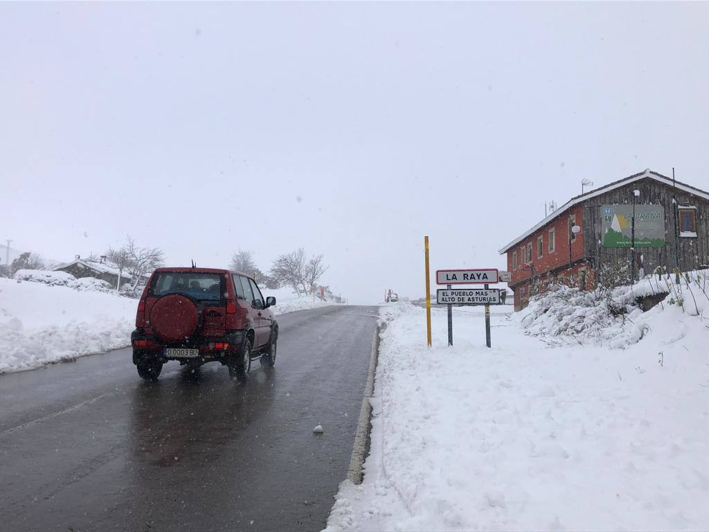 La nieve ha regresado esta semana a las zonas más altas de Asturias y ha afectado al tráfico rodado en algunos puertos de montaña 