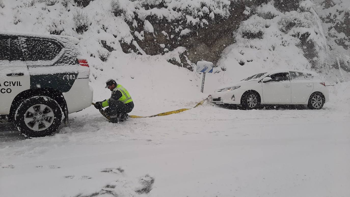 La nieve ha regresado esta semana a las zonas más altas de Asturias y ha afectado al tráfico rodado en algunos puertos de montaña 