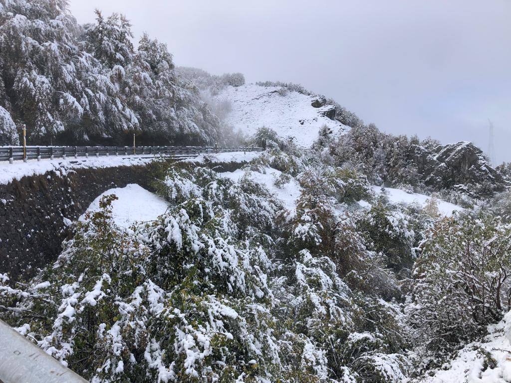 La nieve ha regresado esta semana a las zonas más altas de Asturias y ha afectado al tráfico rodado en algunos puertos de montaña 