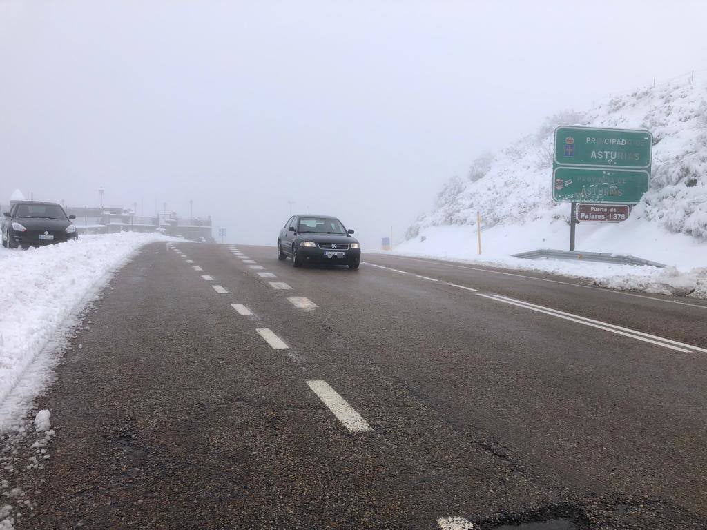 La nieve ha regresado esta semana a las zonas más altas de Asturias y ha afectado al tráfico rodado en algunos puertos de montaña 