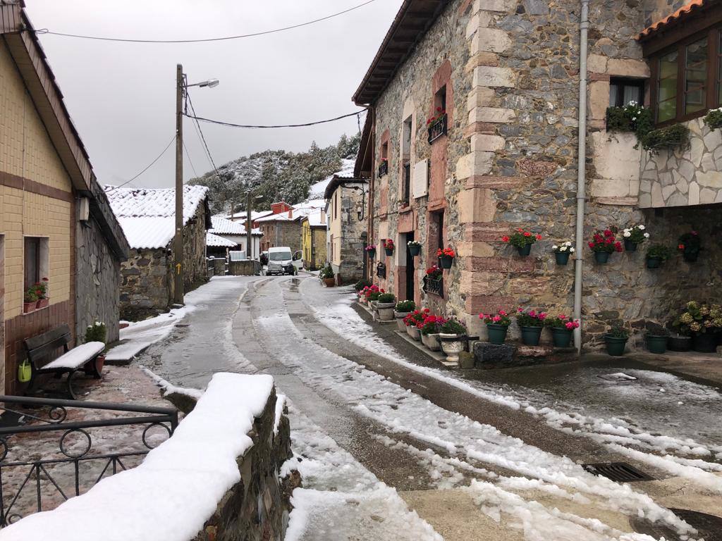 La nieve ha regresado esta semana a las zonas más altas de Asturias y ha afectado al tráfico rodado en algunos puertos de montaña 