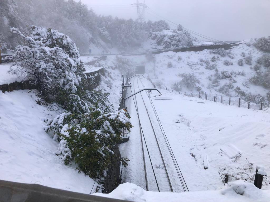 La nieve ha regresado esta semana a las zonas más altas de Asturias y ha afectado al tráfico rodado en algunos puertos de montaña 