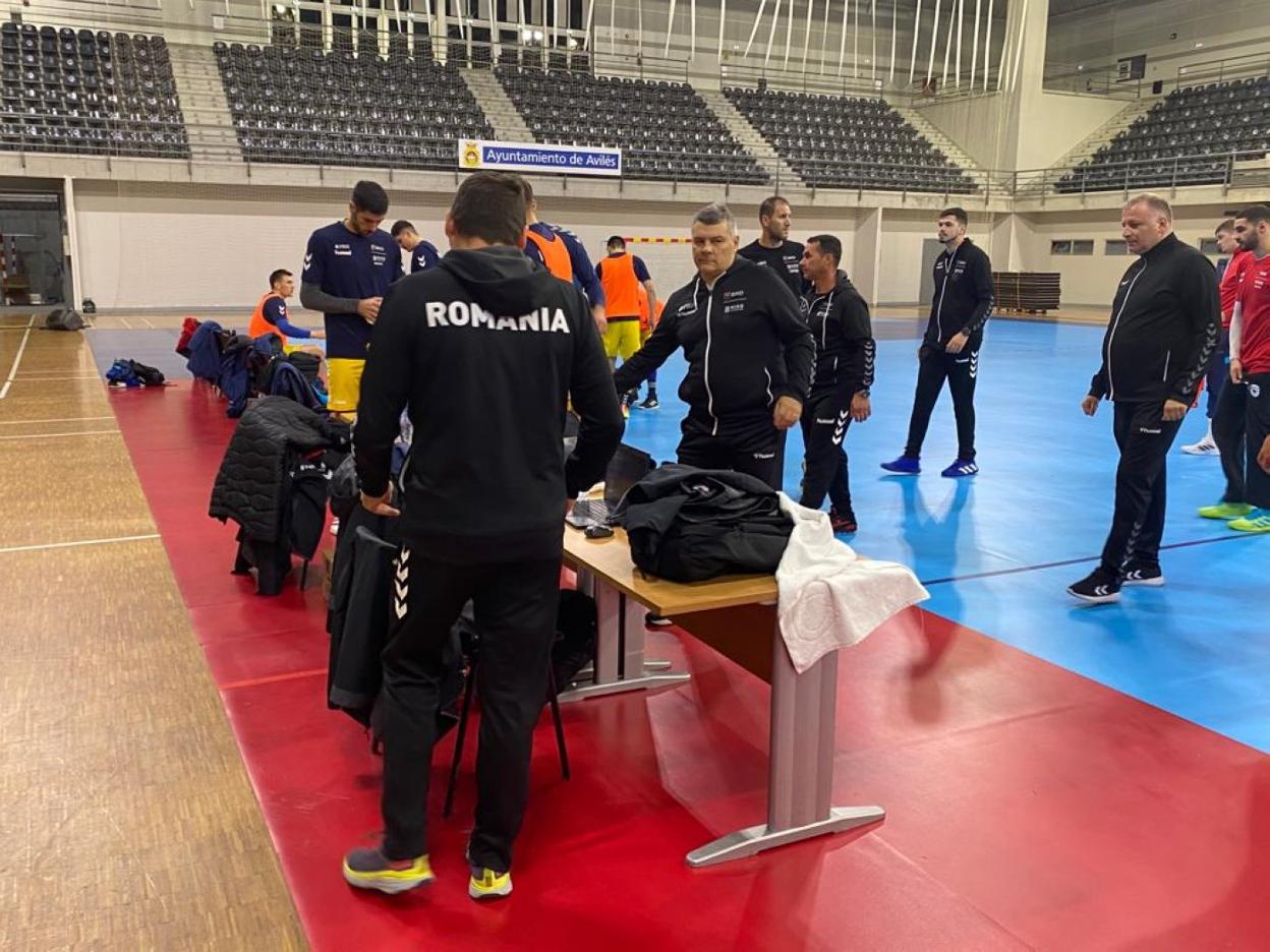 La selección de Rumanía, ayer antes de iniciar su entrenamiento. 