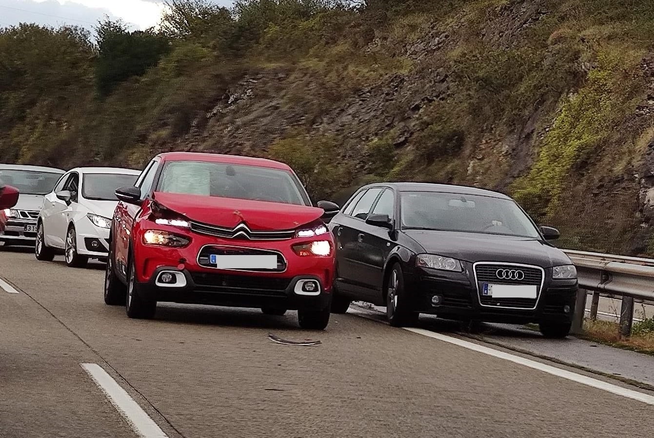 Uno de los vehículos accidentados en la Y al que el resto del coches deben esquivar. 