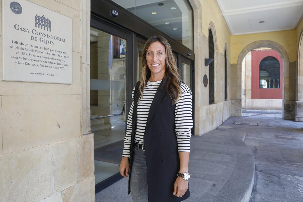 Ángela Pumariega, a la entrada de la Casa Consistorial. 