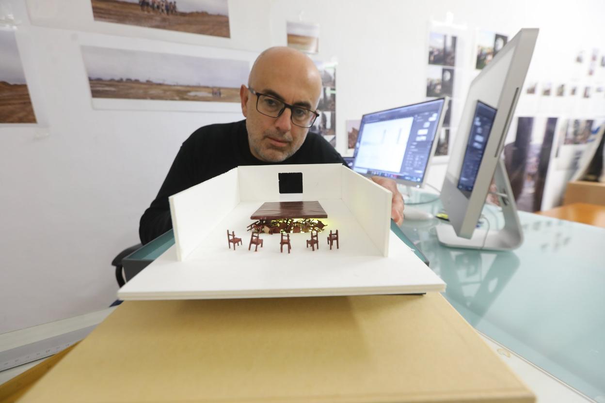 Carlos Suárez, con la maqueta de la 'Losa del tiempo'. 