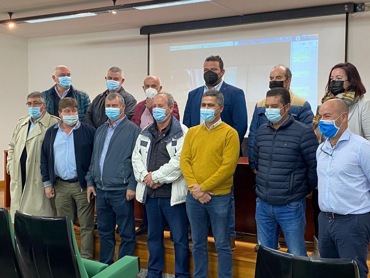 Los firmantes del Manifiesto de Burela, ayer, con Adolfo García tercero por la derecha de la fila superior. 