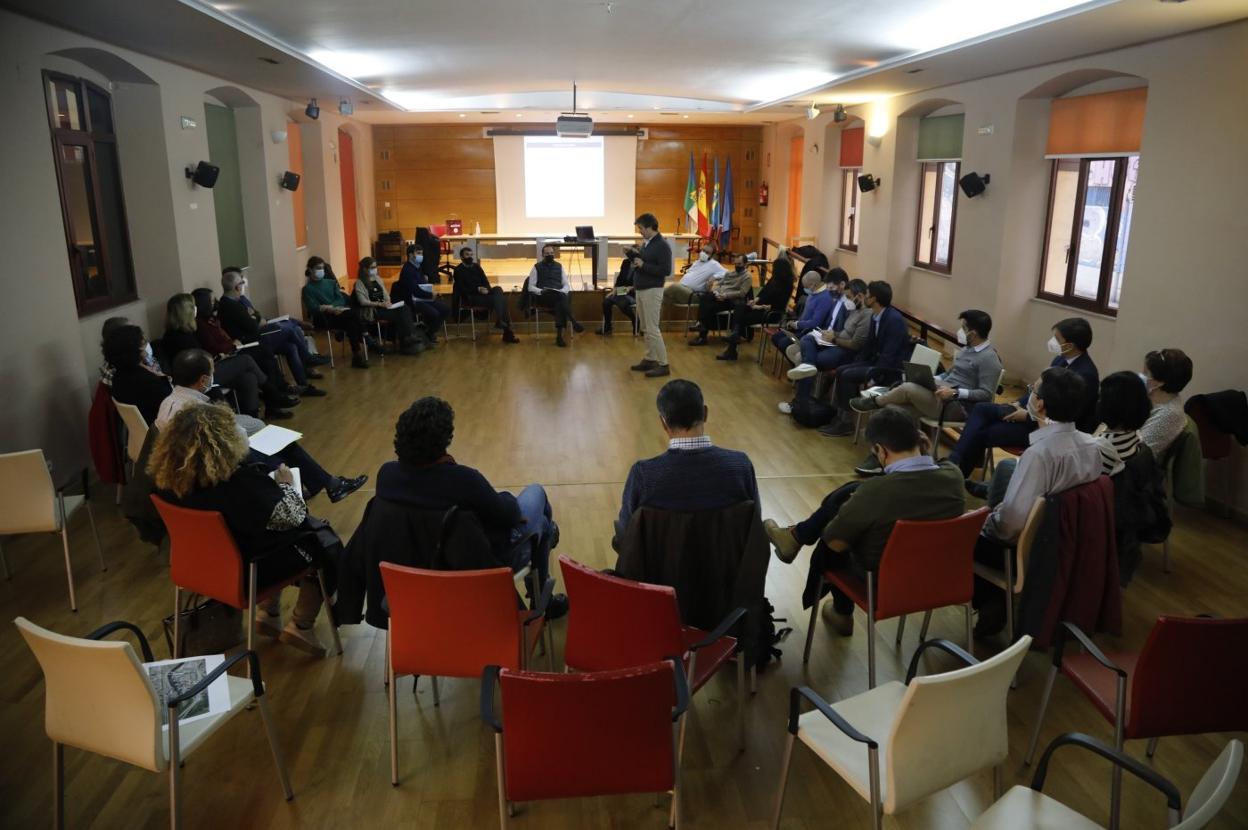 Un momento de la reunión de la plataforma de innovación ciudadana promovida por Iberdrola para buscar alternativas a la térmica de Lada. 