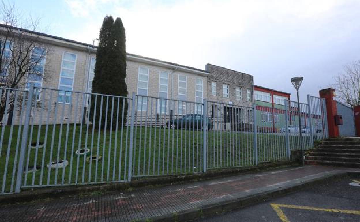 Fachada principal del instituto de Corvera, que se alza en Los Campos. 