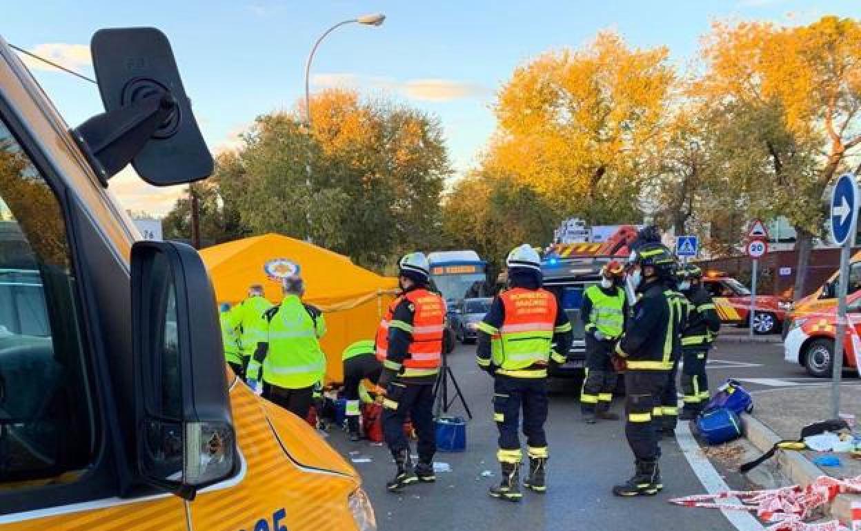 Los servicios de emergencia tras el atropello frente al colegio madrileño. 