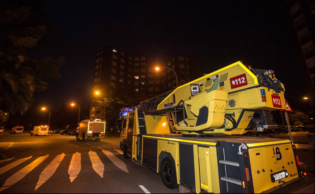 Dos vehículos de bomberos del parque de Avilés. 