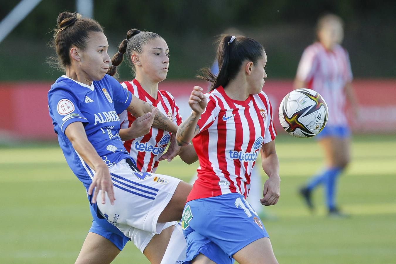 El Real Sporting y el Real Oviedo disputaron un encuentro del que resultaron victoriosos el conjunto azul con un gol decisivo.