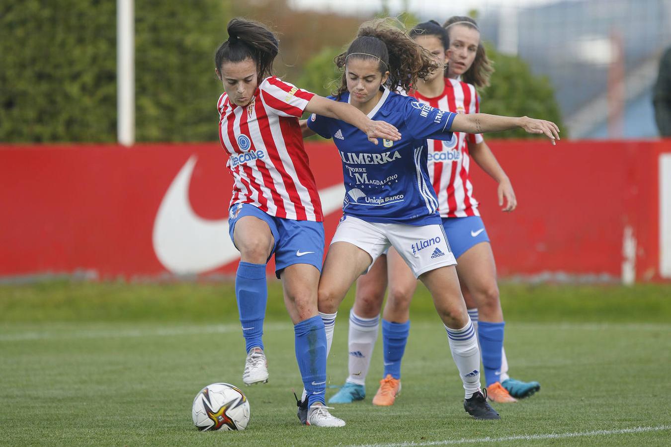 El Real Sporting y el Real Oviedo disputaron un encuentro del que resultaron victoriosos el conjunto azul con un gol decisivo.