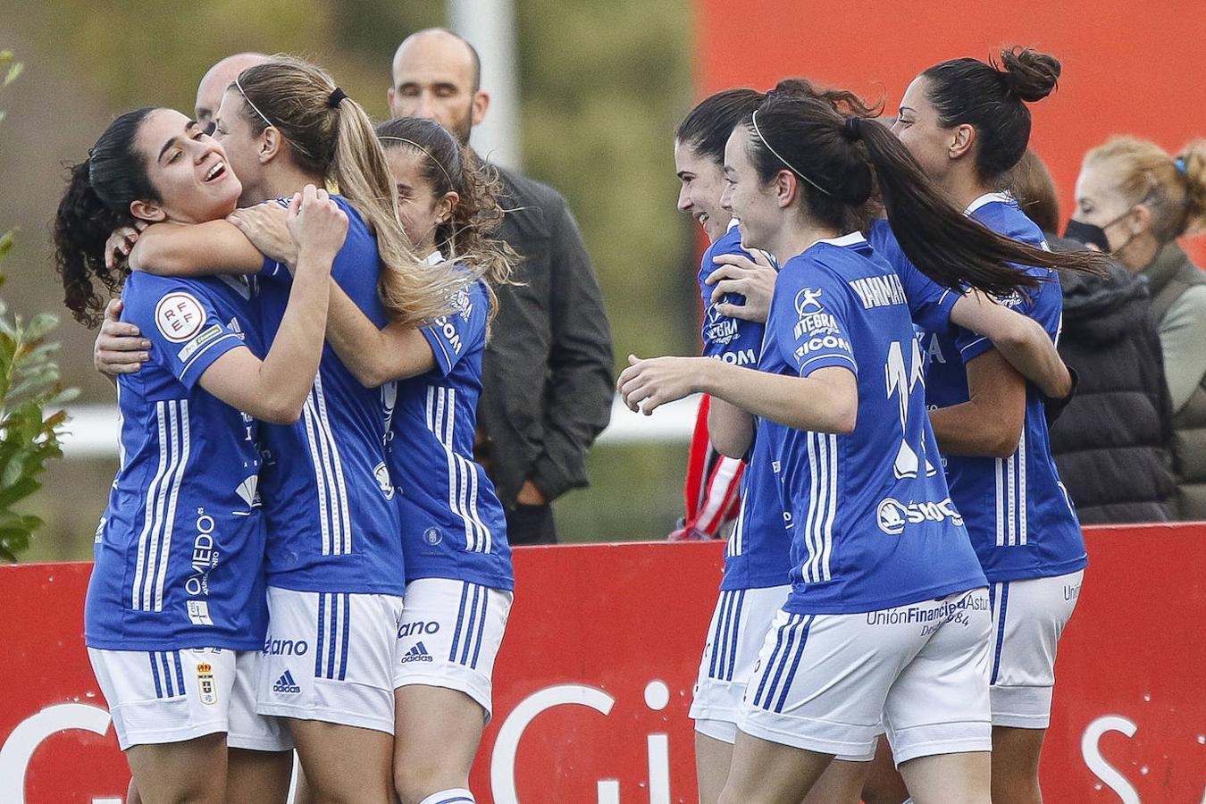 El Real Sporting y el Real Oviedo disputaron un encuentro del que resultaron victoriosos el conjunto azul con un gol decisivo.