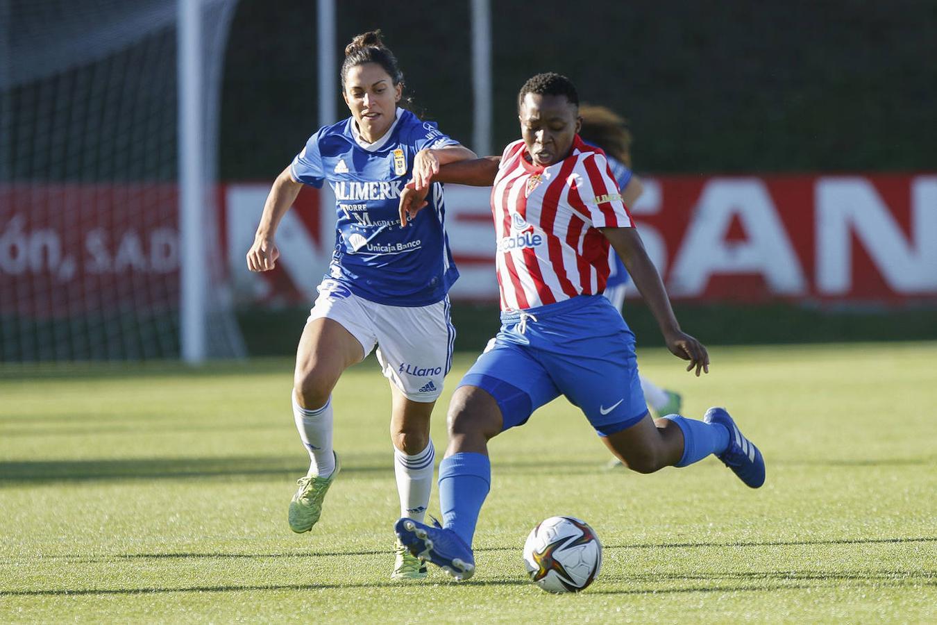 El Real Sporting y el Real Oviedo disputaron un encuentro del que resultaron victoriosos el conjunto azul con un gol decisivo.