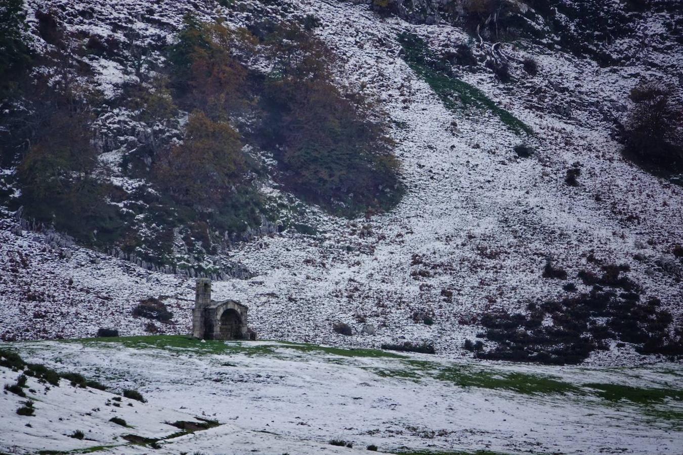 Con las primeras nieves, la zona de los Lagos de Covadonga ofrece un impresionante espectáculo este fin de semana. Así lo reflejan las imágenes captadas por el fotógrafo Xuan Cueto