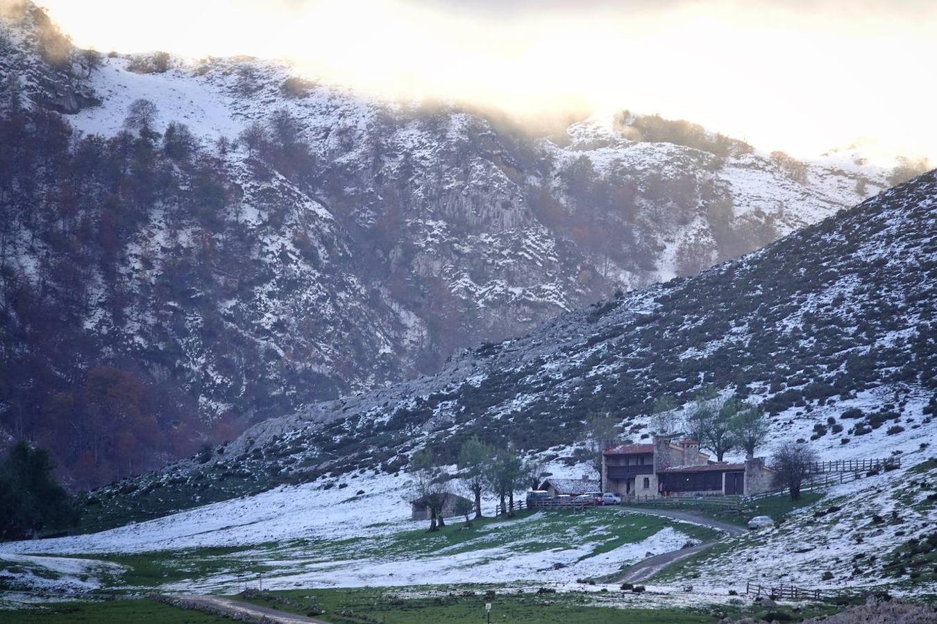 Con las primeras nieves, la zona de los Lagos de Covadonga ofrece un impresionante espectáculo este fin de semana. Así lo reflejan las imágenes captadas por el fotógrafo Xuan Cueto