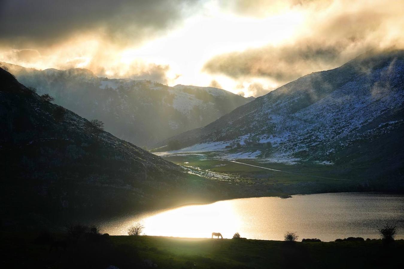 Con las primeras nieves, la zona de los Lagos de Covadonga ofrece un impresionante espectáculo este fin de semana. Así lo reflejan las imágenes captadas por el fotógrafo Xuan Cueto