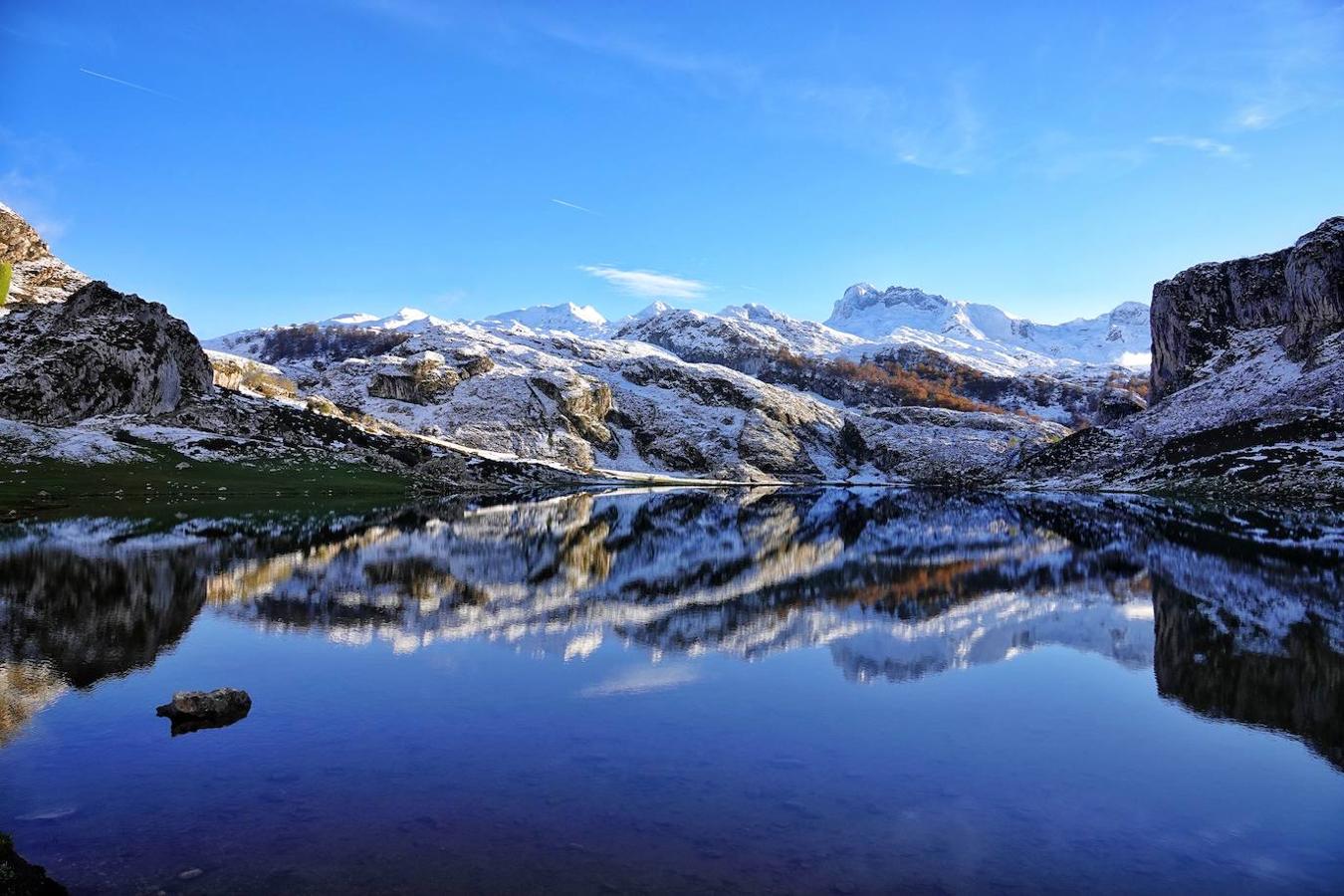 Con las primeras nieves, la zona de los Lagos de Covadonga ofrece un impresionante espectáculo este fin de semana. Así lo reflejan las imágenes captadas por el fotógrafo Xuan Cueto