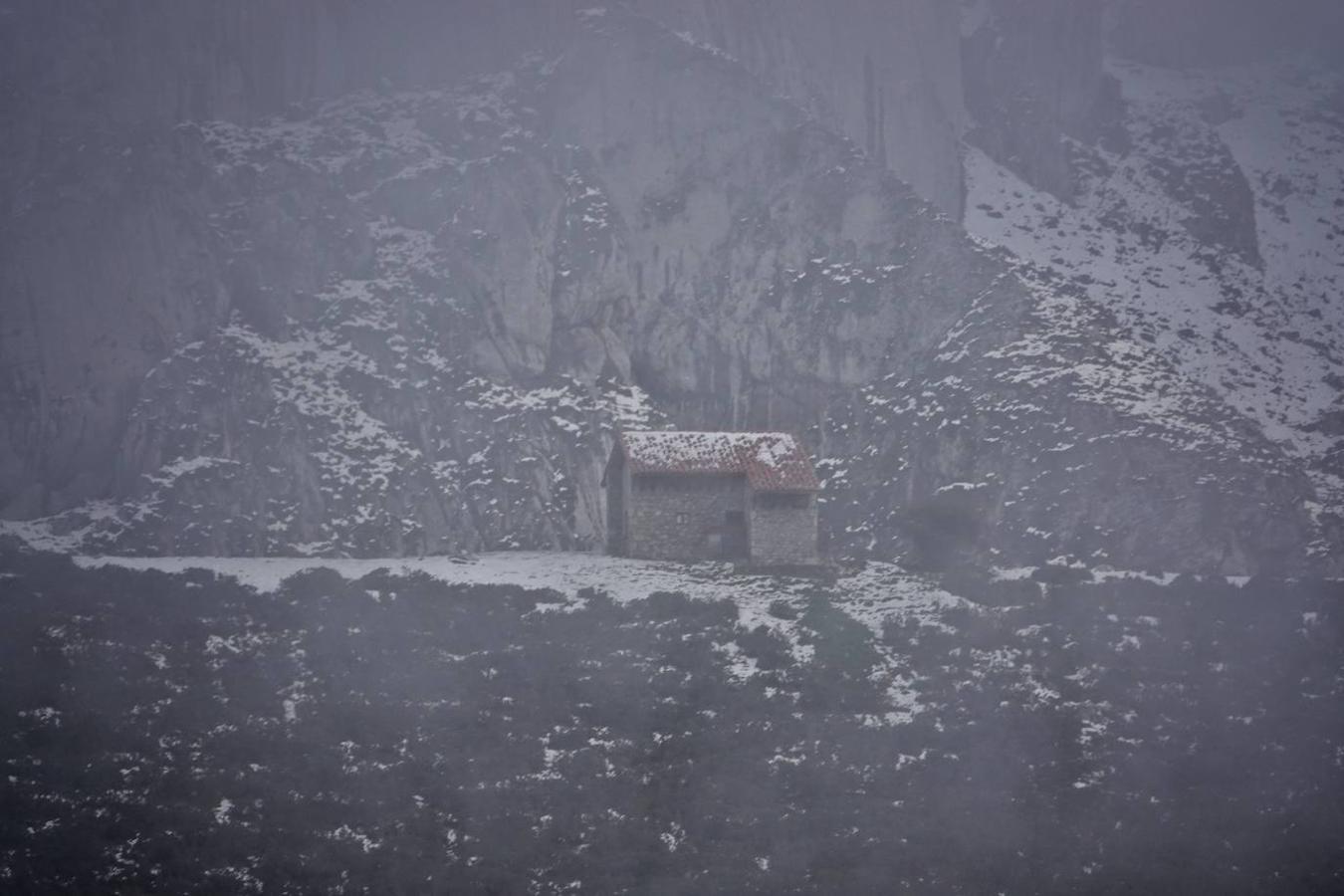 Con las primeras nieves, la zona de los Lagos de Covadonga ofrece un impresionante espectáculo este fin de semana. Así lo reflejan las imágenes captadas por el fotógrafo Xuan Cueto