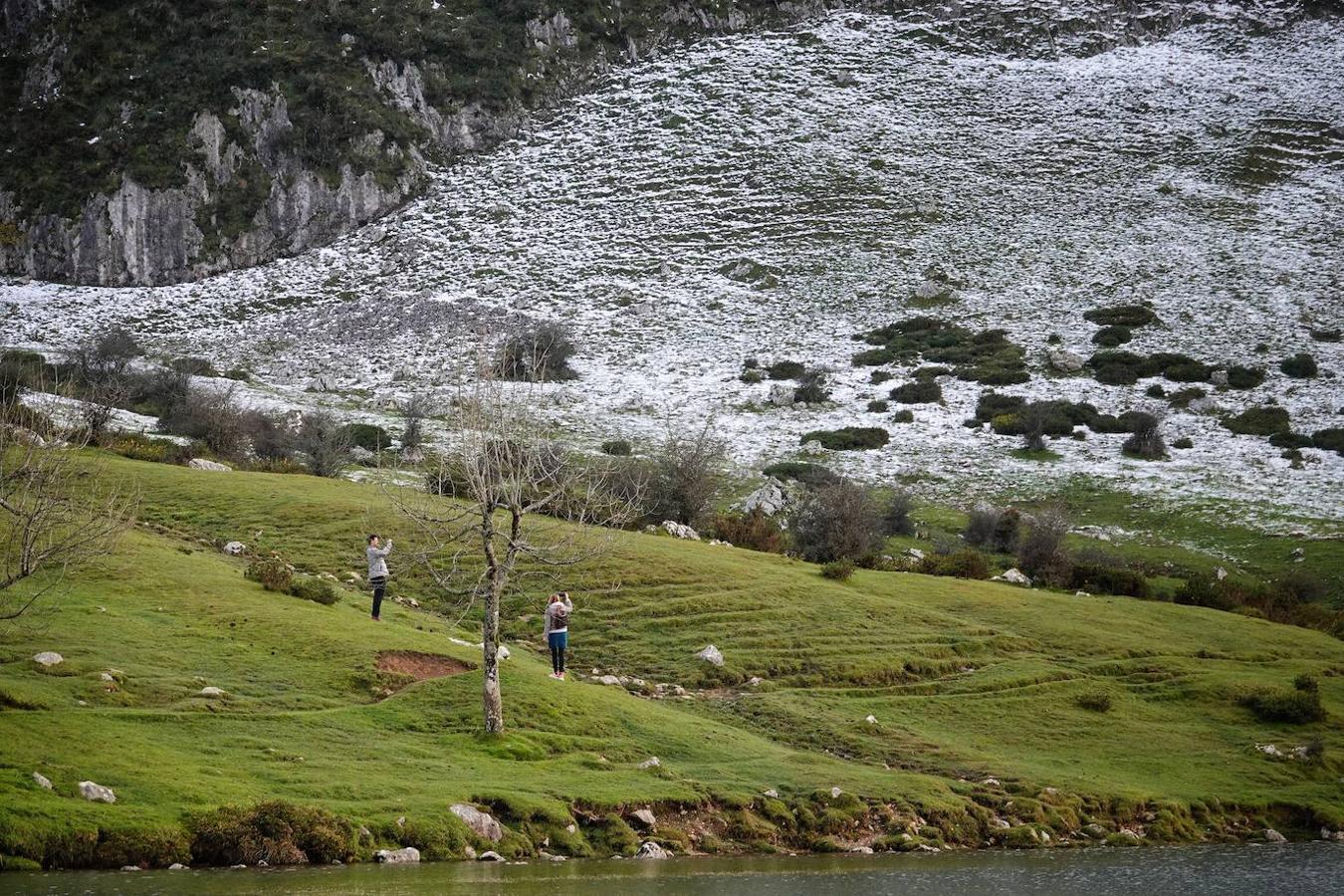 Con las primeras nieves, la zona de los Lagos de Covadonga ofrece un impresionante espectáculo este fin de semana. Así lo reflejan las imágenes captadas por el fotógrafo Xuan Cueto