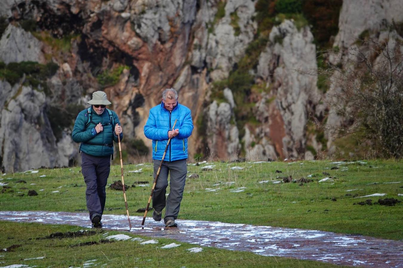 Con las primeras nieves, la zona de los Lagos de Covadonga ofrece un impresionante espectáculo este fin de semana. Así lo reflejan las imágenes captadas por el fotógrafo Xuan Cueto