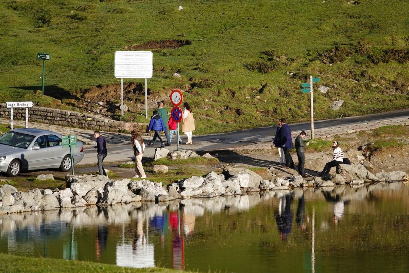 Con las primeras nieves, la zona de los Lagos de Covadonga ofrece un impresionante espectáculo este fin de semana. Así lo reflejan las imágenes captadas por el fotógrafo Xuan Cueto
