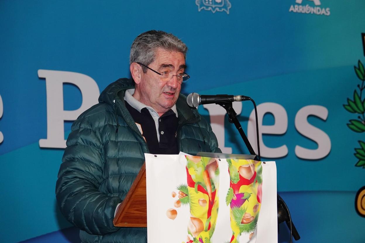 Saúl García lee su pregón de la Castaña en Arriondas. 
