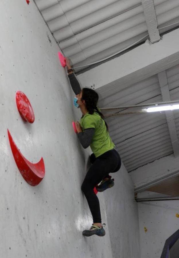 Cristina Jardón superando el primer bloque de la final. 