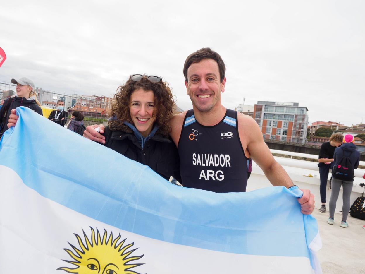 El argentino Mario Salvador Sutton y la avilesina Sandra Fernández, recién casados en Villaviciosa. 