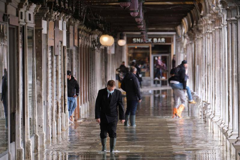 El periodo de pleamar es característico de otoño. Para pasear por la Plaza de San Marcos era necesario llevar botas de agua.