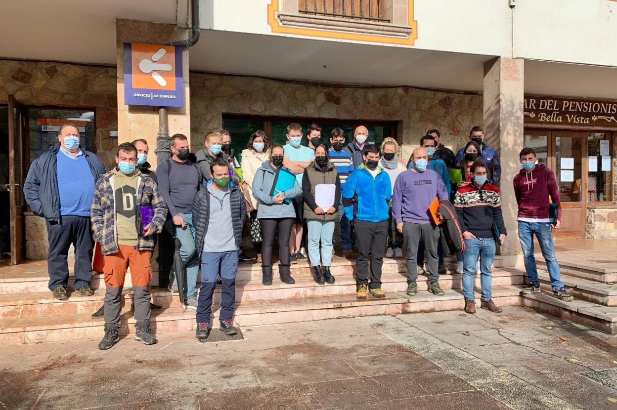 Los nuevos ganaderos y agricultores del oriente posan en la clausura del curso junto a sus profesores en Cangas de Onís. 