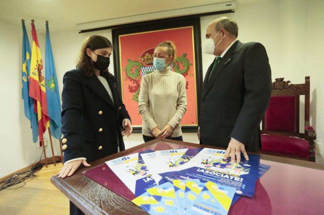 Edelmiro Menéndez, Silvia Mier y Mercedes Pérez, ayer en la Pola. 