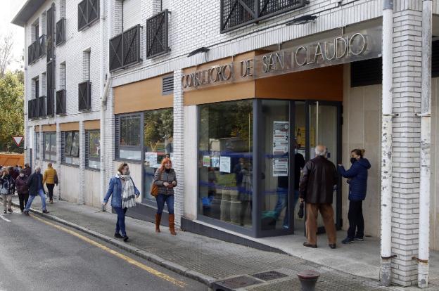 Pacientes entrando ayer al mediodía en el centro de salud.