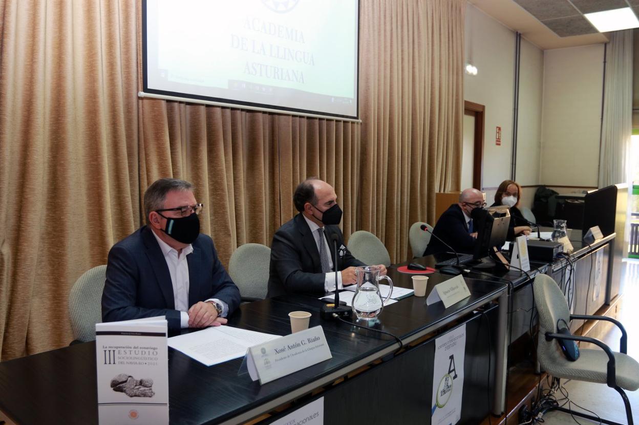 Xosé Antón González Riaño, Ignacio Villaverde, José Antonio Gómez y Ana Cano, en El Milán. 