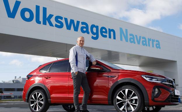 Markus Haupt, presidente de Volkswagen Navarra, junto al nuevo Taigo 