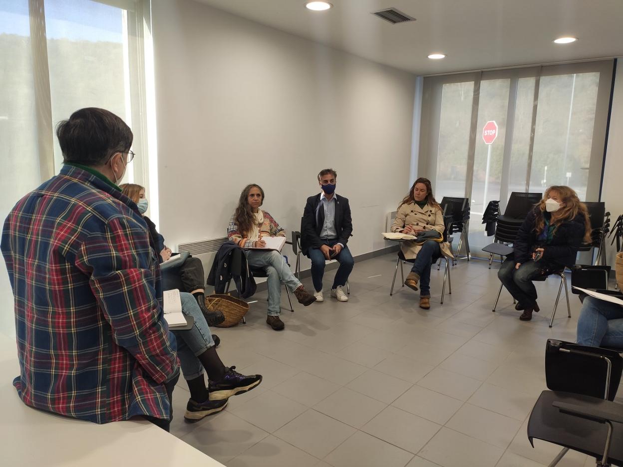 El alcalde de Cabranes. Gerardo Fabián, con las encargadas del programa y varias emprendedoras locales. 