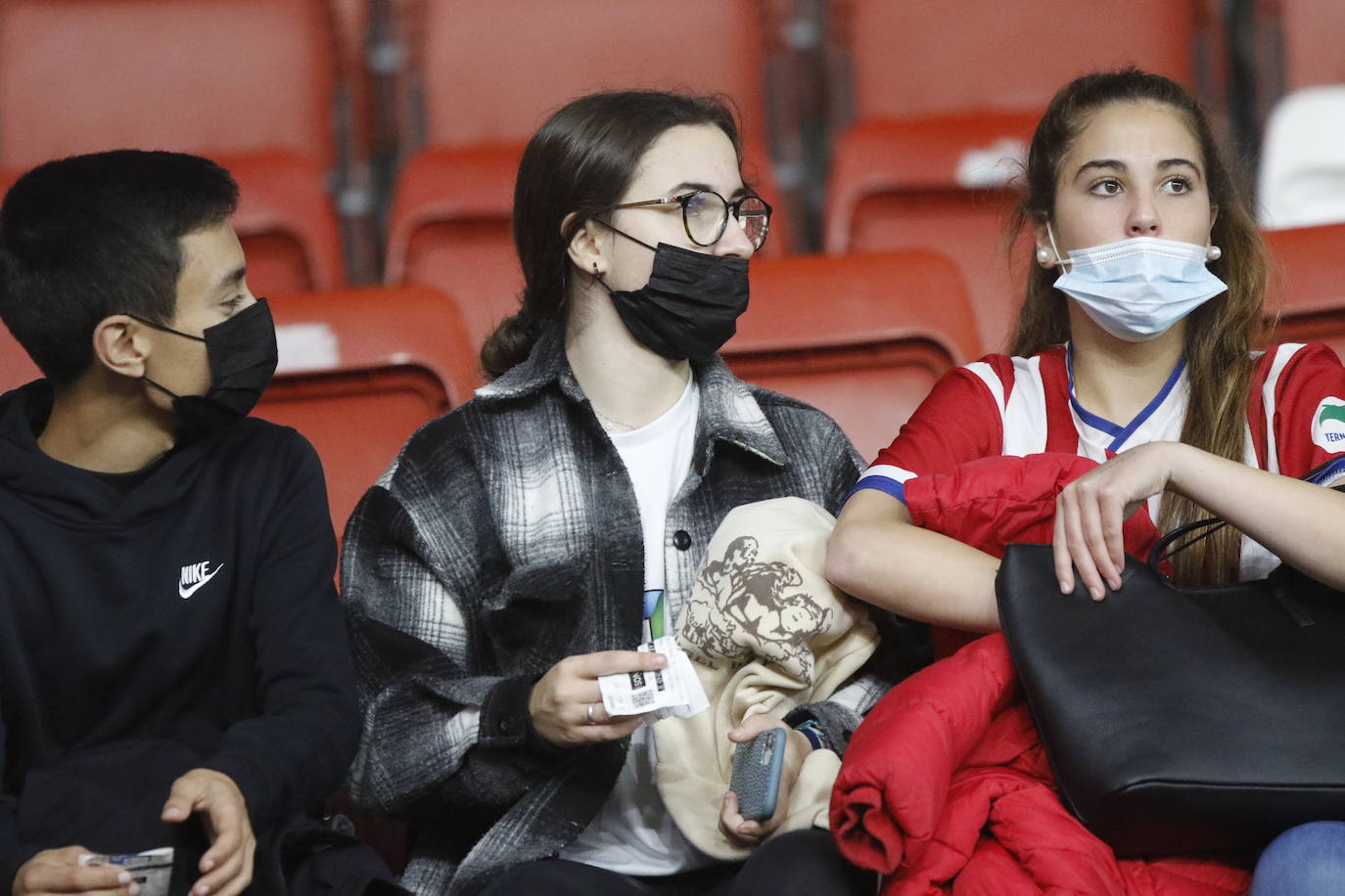 Fotos: ¿Estuviste en el Sporting - Real Sociedad B? ¡Búscate!