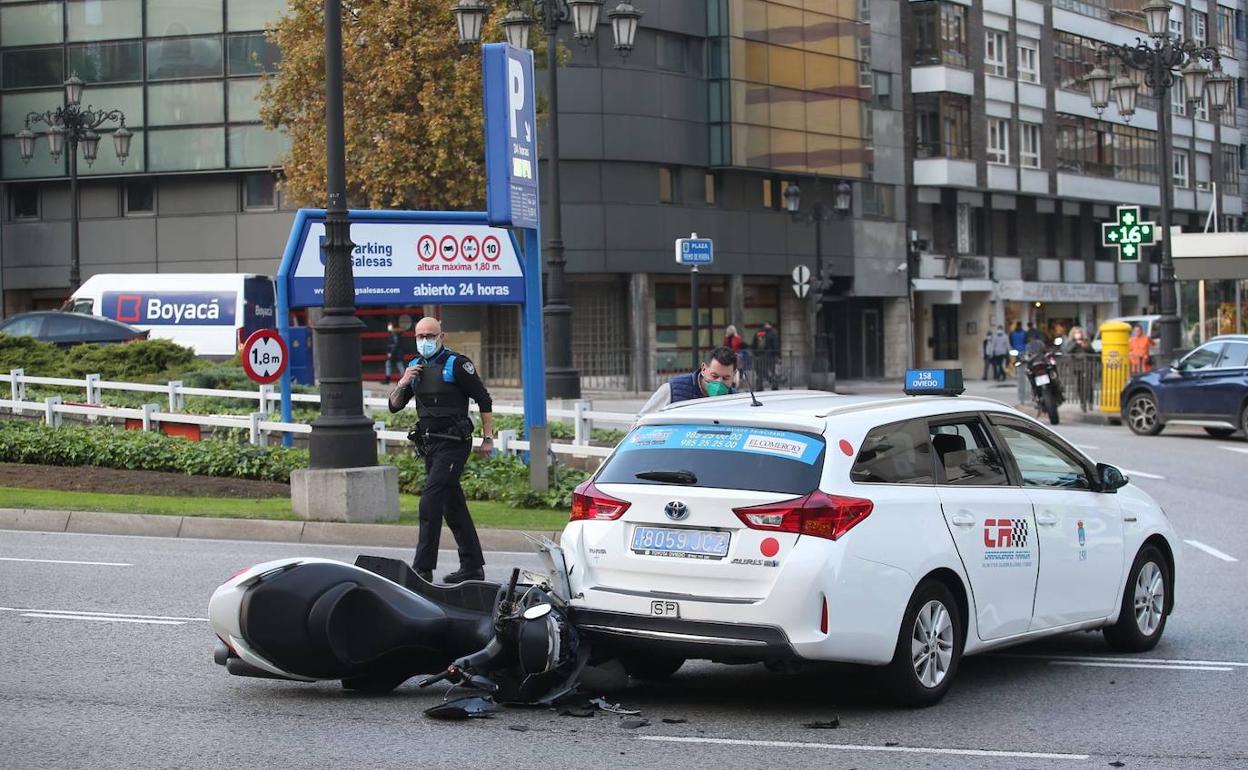 Herido un motorista tras embestir a un taxi en la plaza de Primo de Rivera de Oviedo