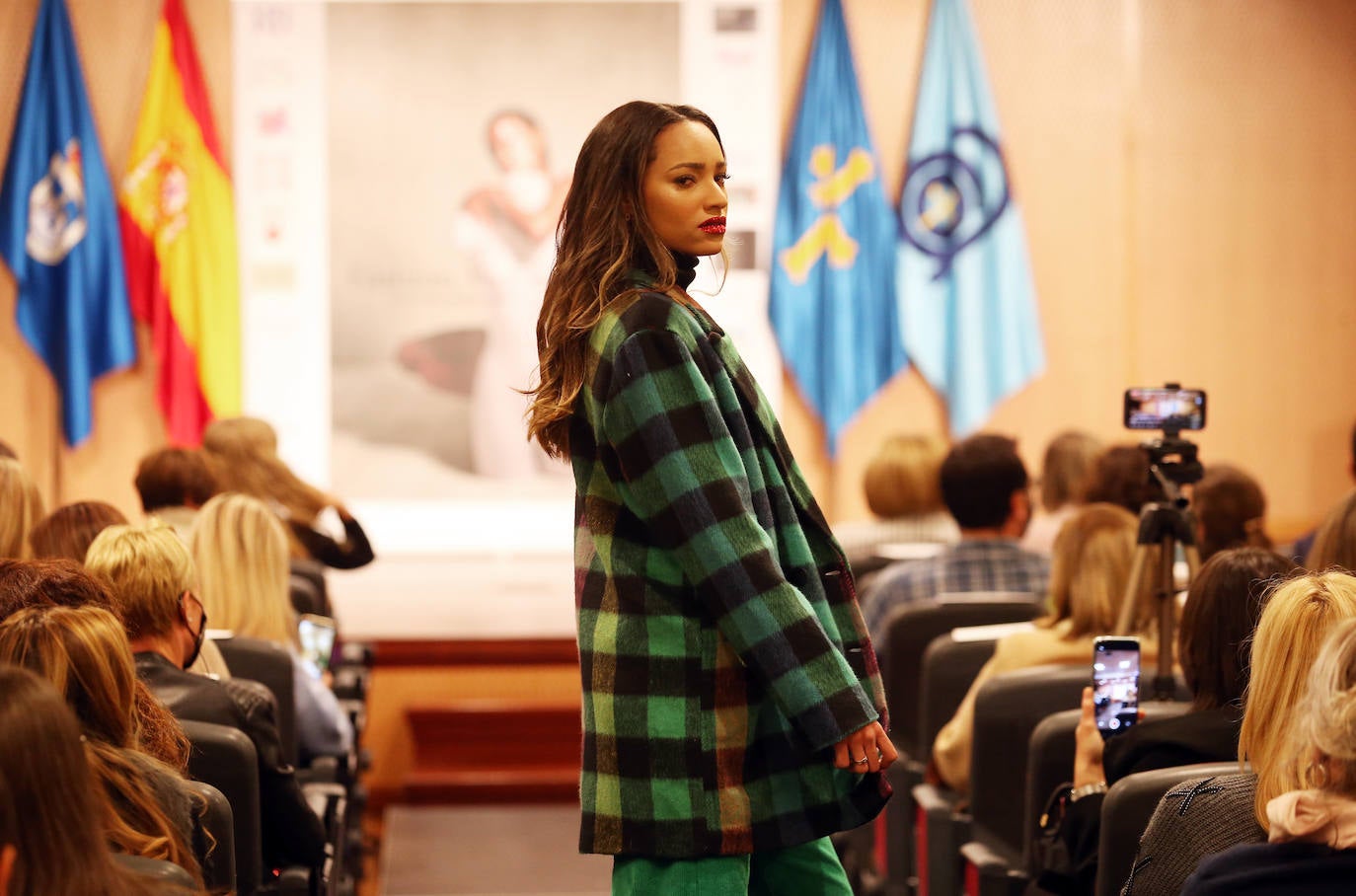 Tralará Moda, Mimé Bolsos, MySelf y Nereide han protagonizado el primer desfile de la Fashion Week Asturias. Las marcas han mostrado los conjuntos y complementos de la temporada otoño-invierno