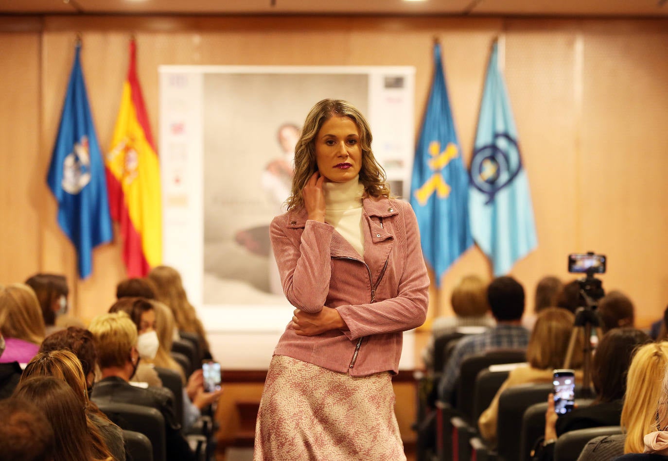 Tralará Moda, Mimé Bolsos, MySelf y Nereide han protagonizado el primer desfile de la Fashion Week Asturias. Las marcas han mostrado los conjuntos y complementos de la temporada otoño-invierno