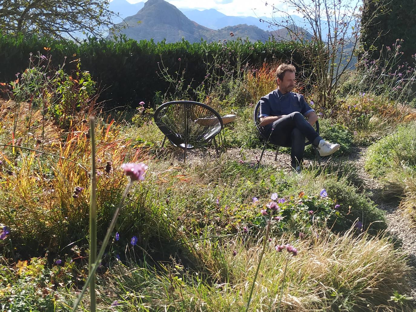 Nacho Manzano disfruta del jardín otoñado de Casa Marcial. 