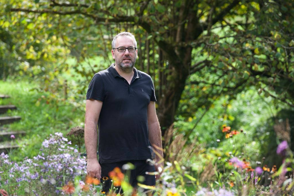 Fernando González, su diseñador, en medio del jardín ribereño de El Molín de Mingo. 