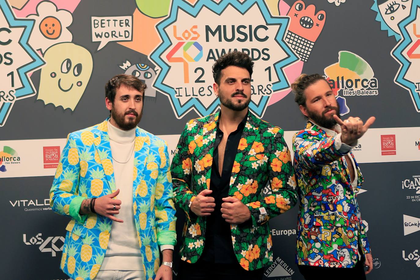 Ed Sheeran, C.Tangana y Sebastián Yatra han sido galardonados con los premios a mejor artista internacional, nacional y latino, respectivamente, en la gala de LOS40 Music Awards 2021. Pero el evento ha dejado otros momentos icónicos, como el 'photocall'. 