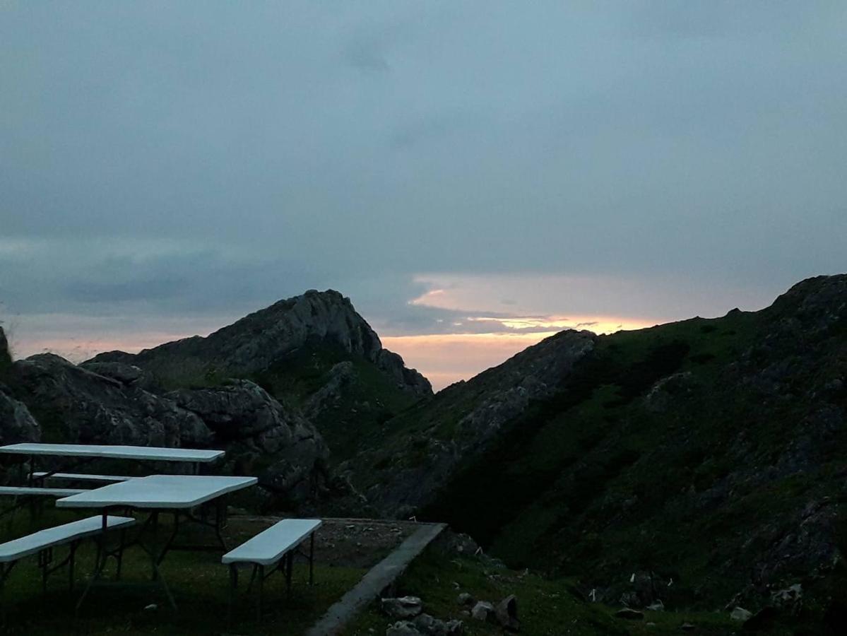 Amanecer desde el Refugio de Vegarredonda (Picos de Europa).