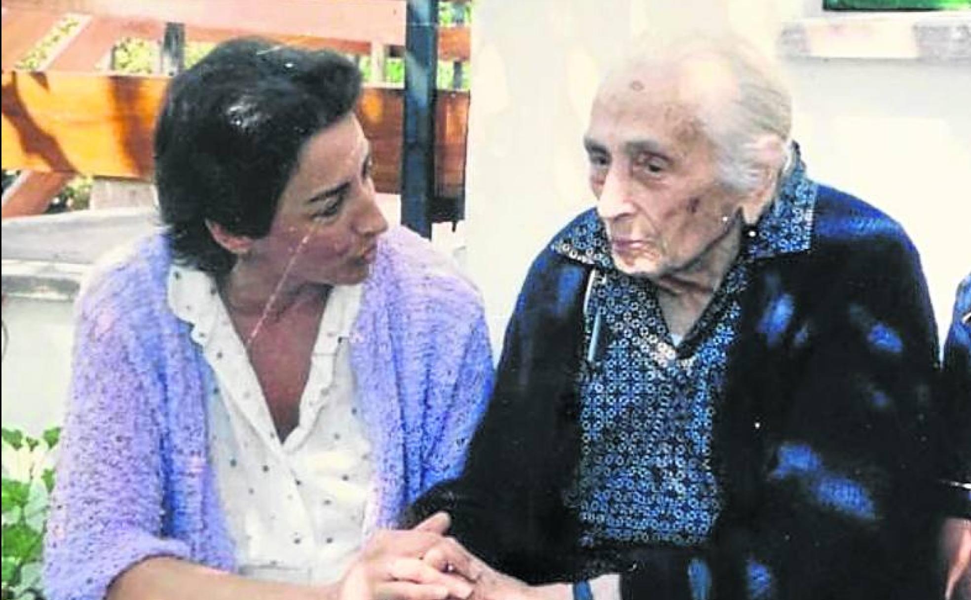 1985. Laura González y Dolores Ibárruri, en Gijón. 