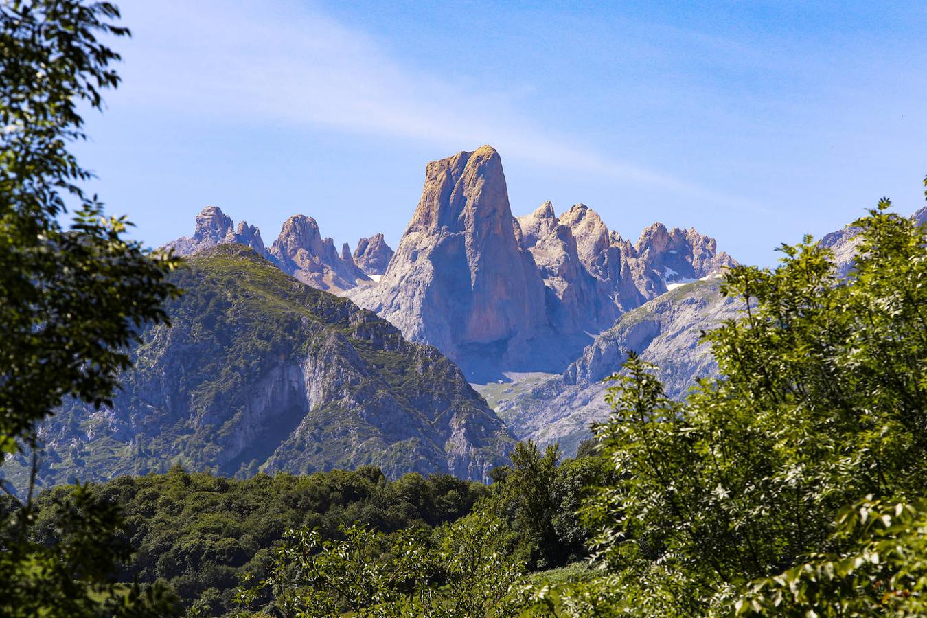 Vista al Picu Urriellu desde el Pozo de la Oración.