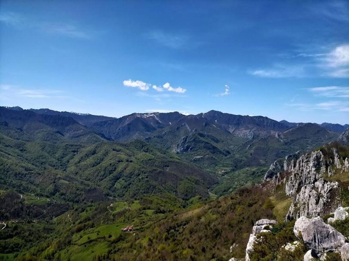 Vistas desde la ruta al  Porrón de Peña Blanca .