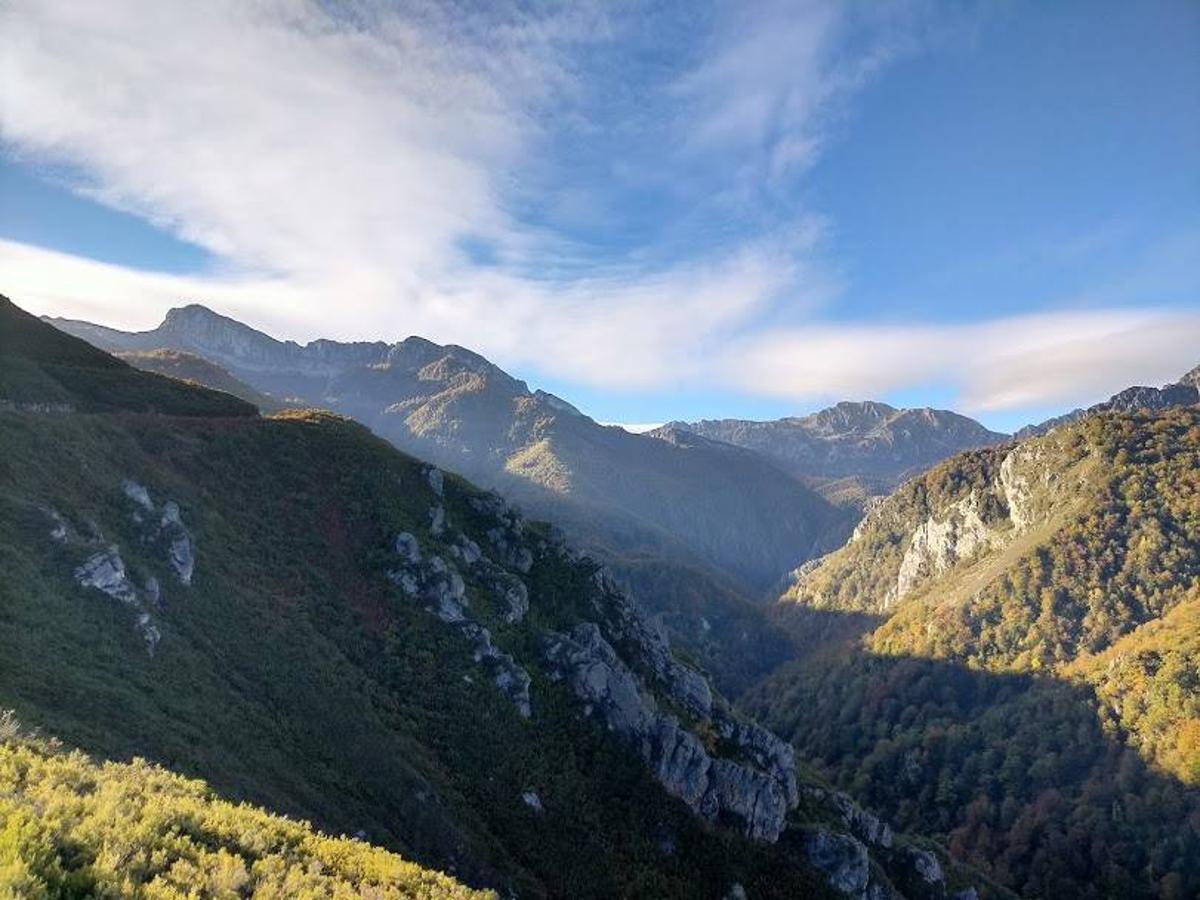 Vistas de camino al  refugio de Brañagallones .